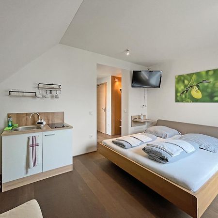 Modernes & Gepflegtes Hotelzimmer Mit Kueche! Bernstadt  外观 照片