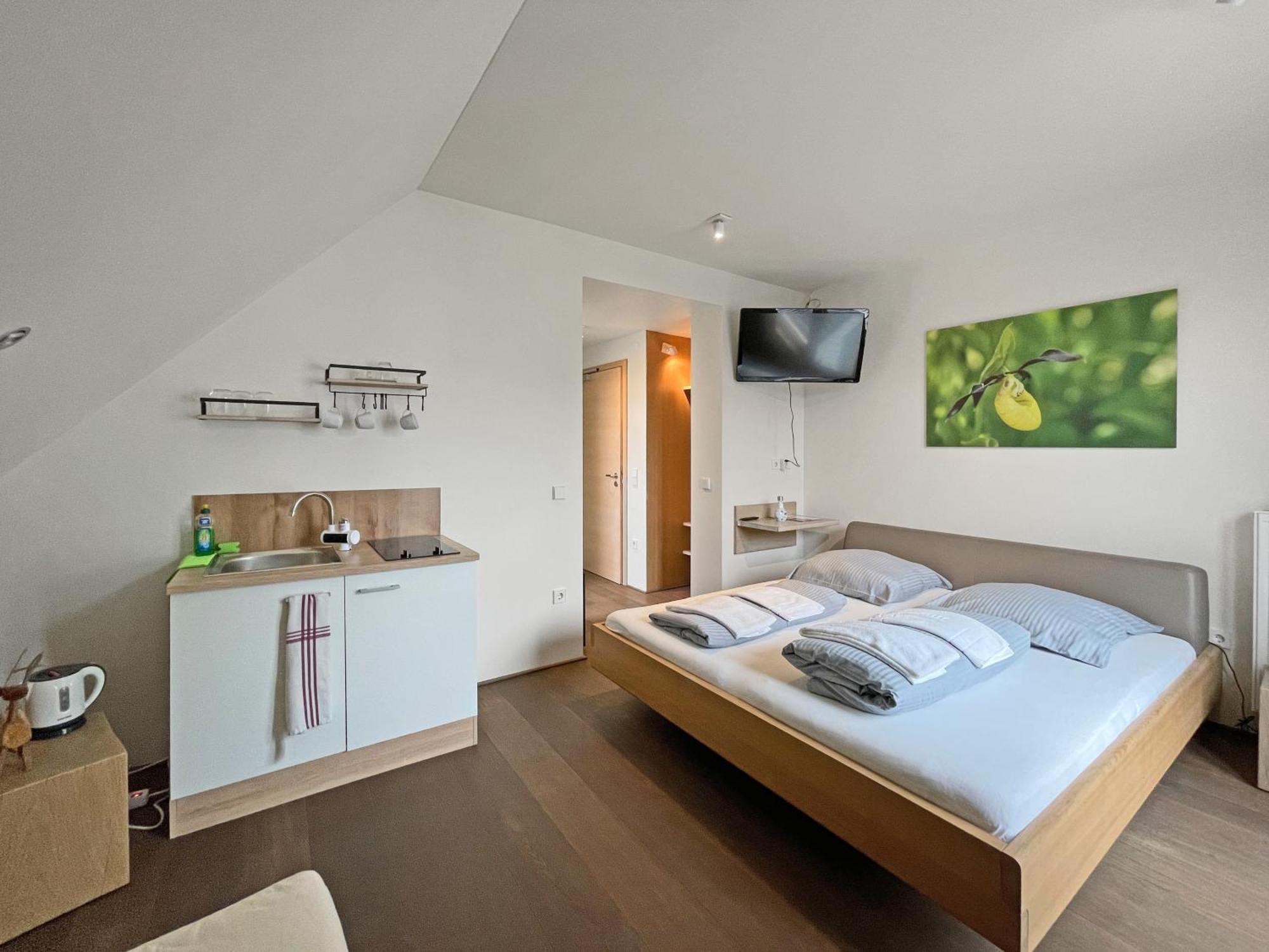 Modernes & Gepflegtes Hotelzimmer Mit Kueche! Bernstadt  外观 照片