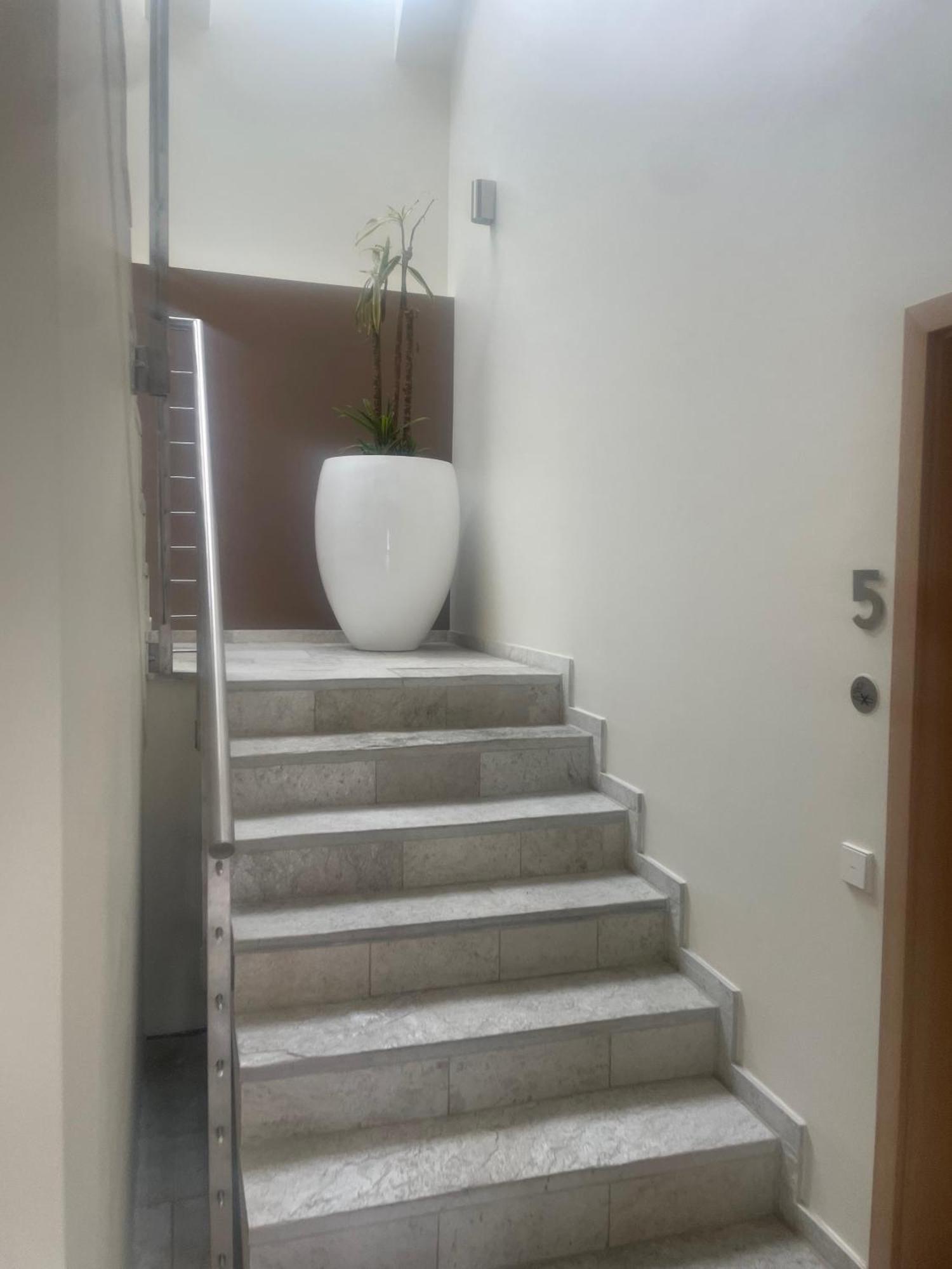 Modernes & Gepflegtes Hotelzimmer Mit Kueche! Bernstadt  外观 照片