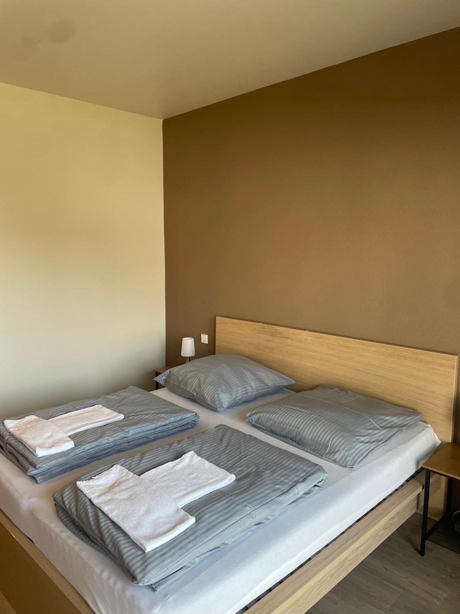 Modernes & Gepflegtes Hotelzimmer Mit Kueche! Bernstadt  外观 照片