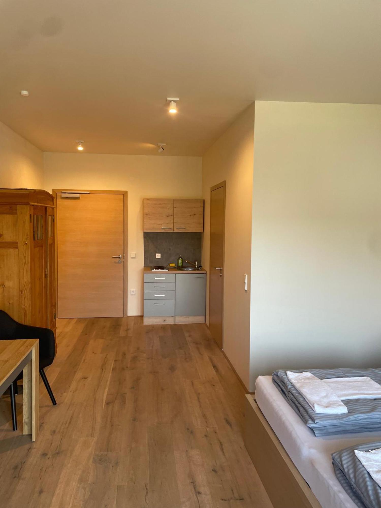 Modernes & Gepflegtes Hotelzimmer Mit Kueche! Bernstadt  外观 照片