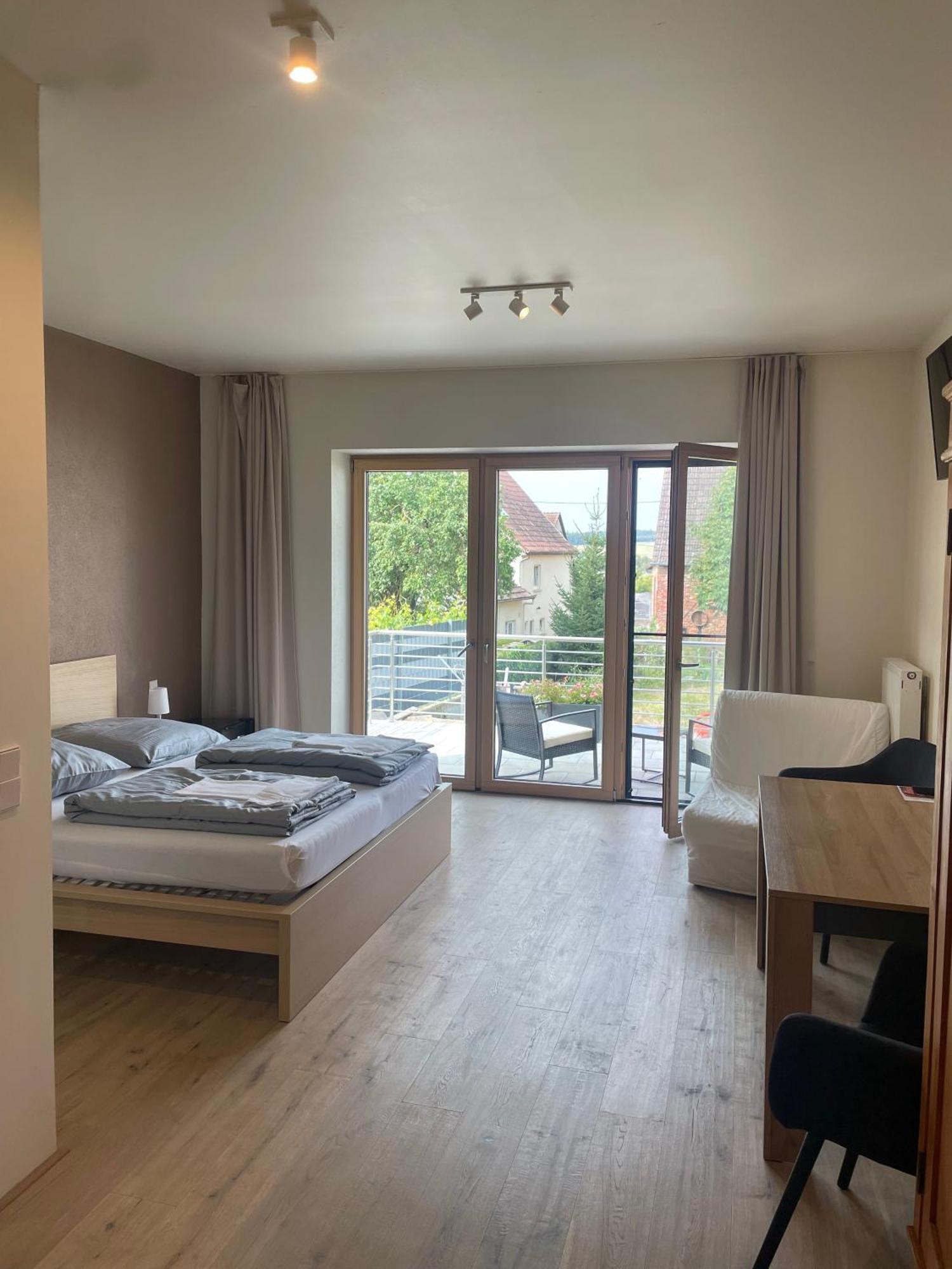 Modernes & Gepflegtes Hotelzimmer Mit Kueche! Bernstadt  外观 照片